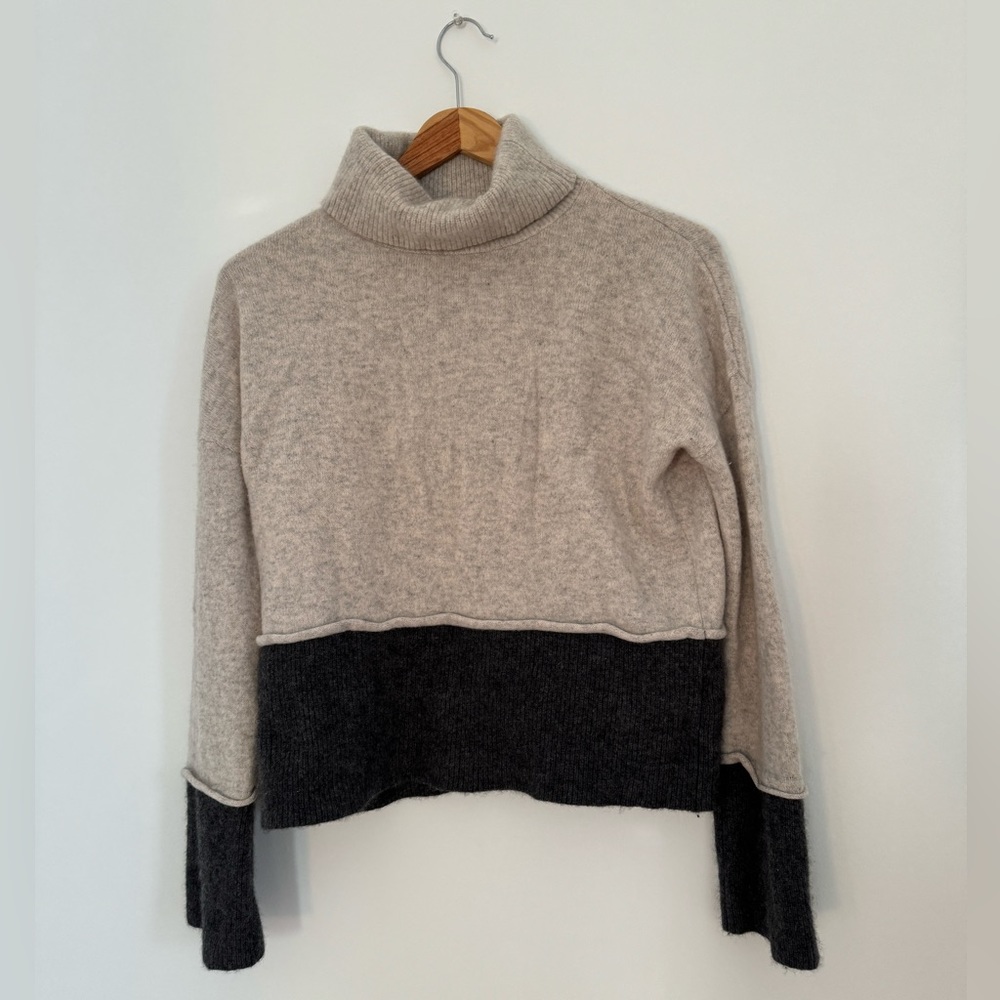 🏝️ Knyt & Lynx 100% Cashmere Color Block Grey Sweater